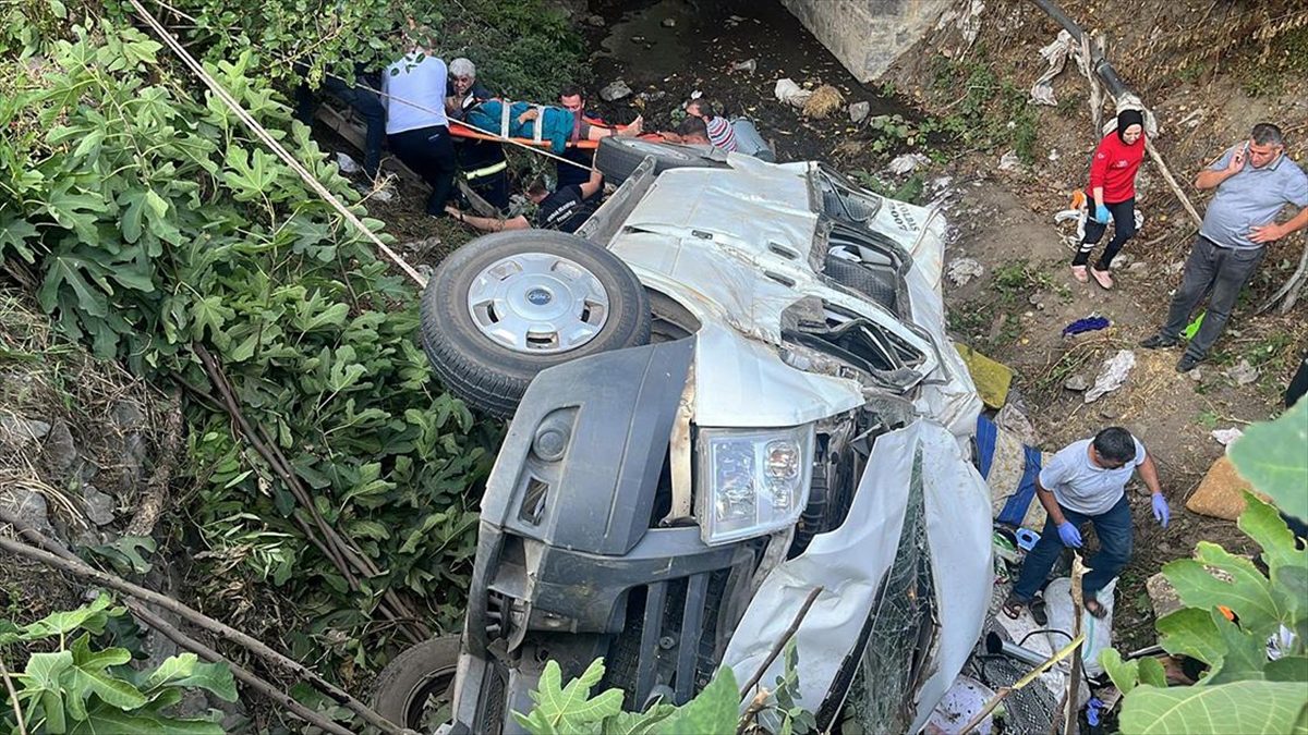 Tokat’ta fındık işçilerini taşıyan minibüs devrildi, 20 kişi yaralandı