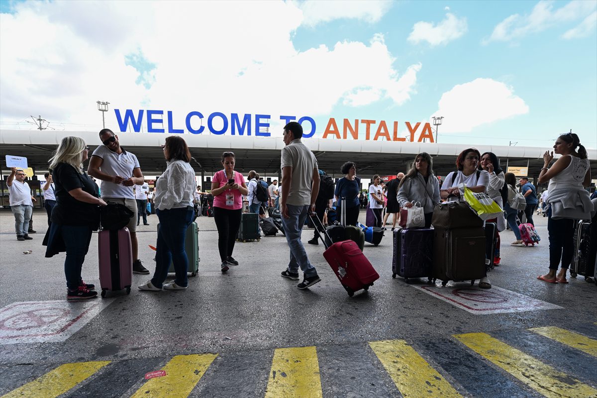 Vizesiz geçiş uygulaması Antalya'ya gelen Rumen turist sayısını yüzde 27 artırdı