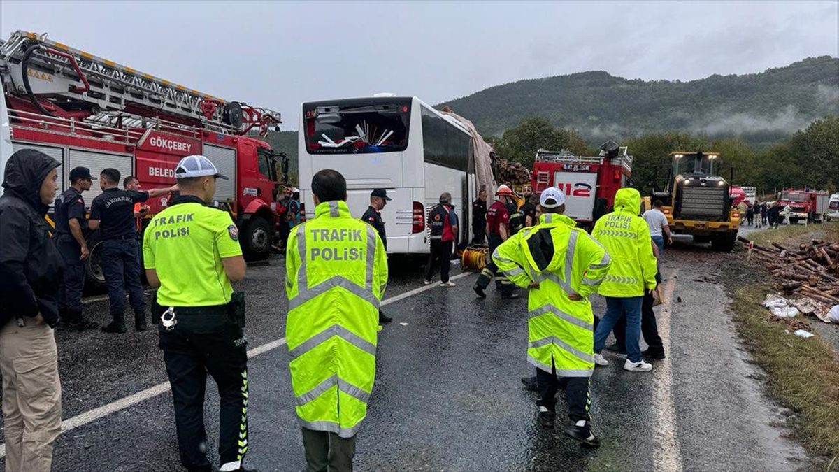 Zonguldak’ta otobüsle kamyonun çarpıştığı kazada 2 kişi öldü, 23 kişi yaralandı