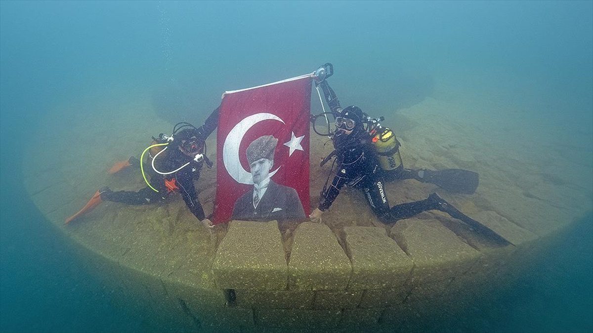 29 Ekim Cumhuriyet Bayramı Van Gölü'nün derinliklerinde kutlandı