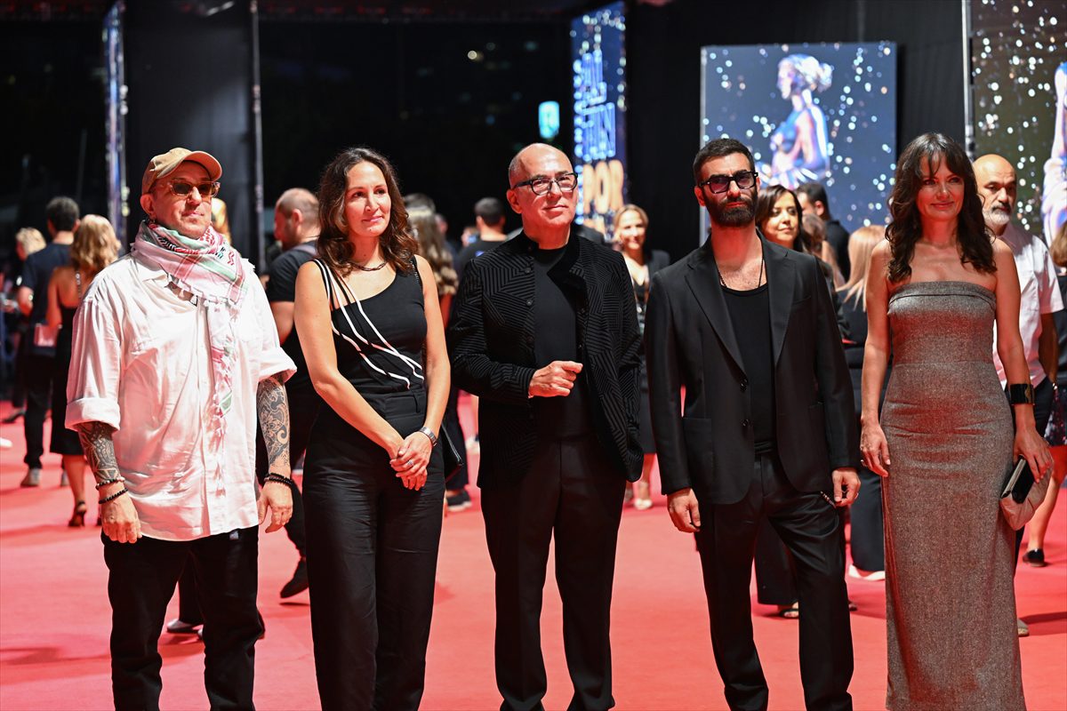 61. Uluslararası Antalya Altın Portakal Film Festivali açılış töreni, kırmızı halı geçişiyle başladı