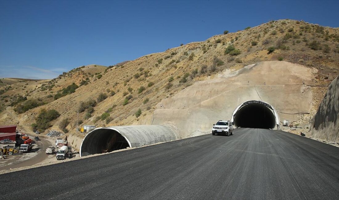 Hakkari'nin Yüksekova ilçesinde taş