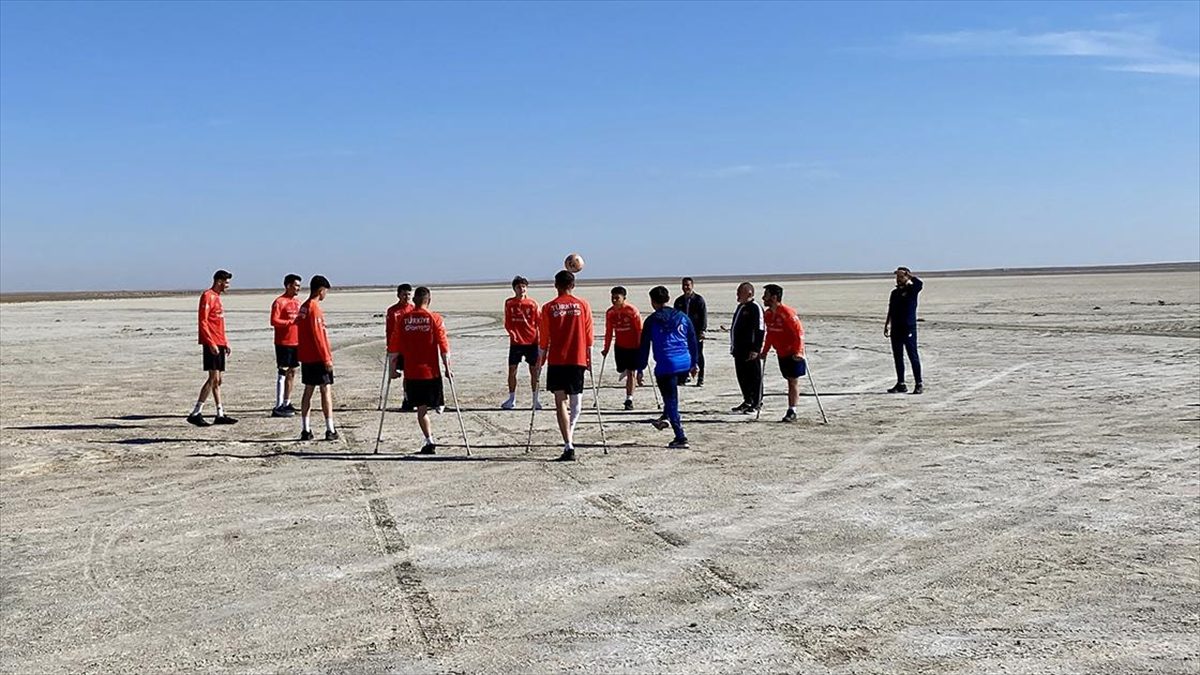 Ampute Milli Futbol Takımı, kuraklığa dikkati çekmek için kuruyan göl üzerinde antrenman yaptı