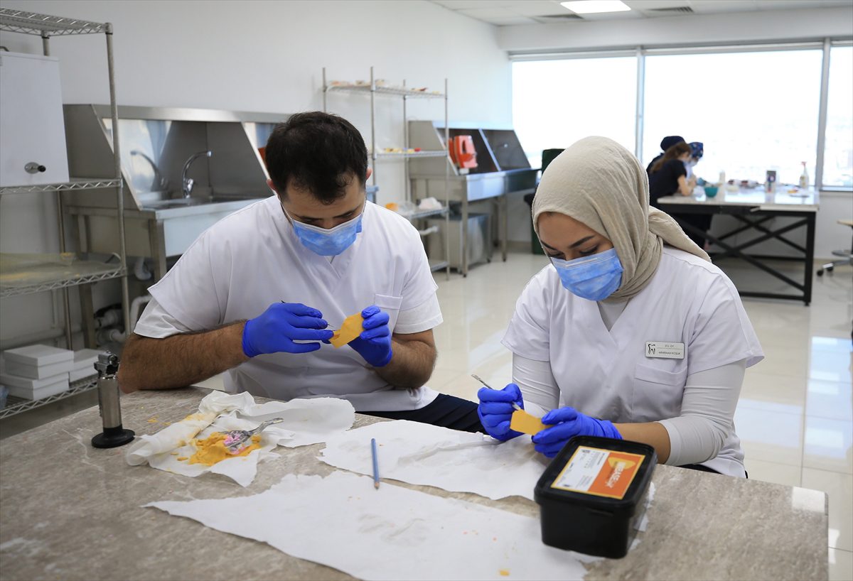 Antalya Bilim Üniversitesi Ağız ve Diş Sağlığı Uygulama Araştırma Merkezi’nin öğrenci kliniği açıldı