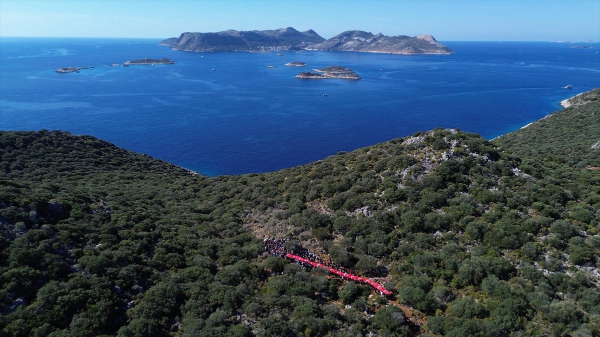 Antalya'da “Ecdadın Yolunda Cumhuriyet'e Saygı Yürüyüşü” yapıldı