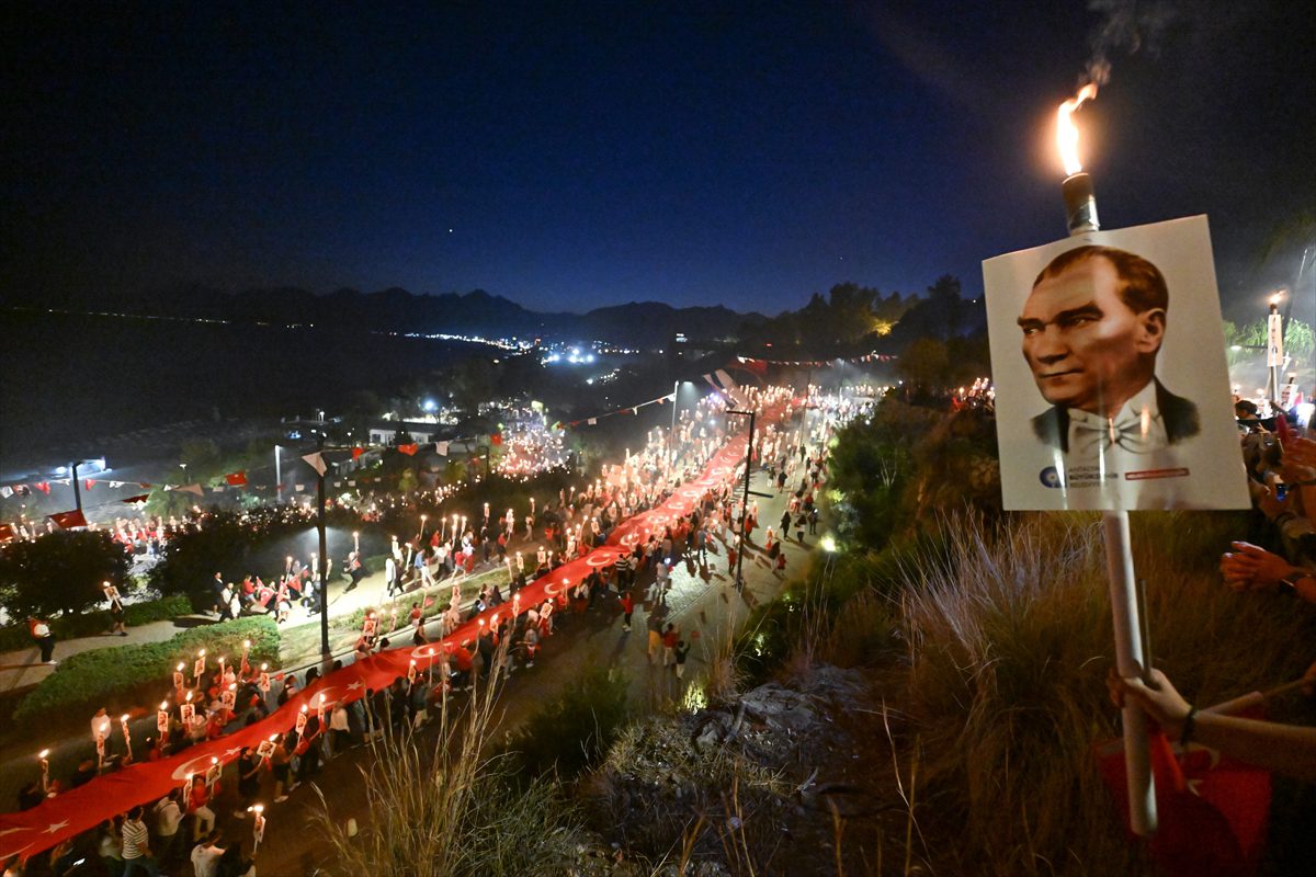 Antalya'da fener alayı düzenlendi