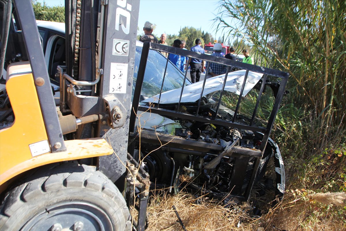 Antalya'da forklifle çarpışan otomobilin sürücüsü yaralandı