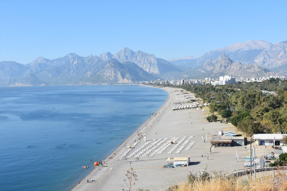 Antalya'da güneşli havayı fırsat bilenler denize girdi