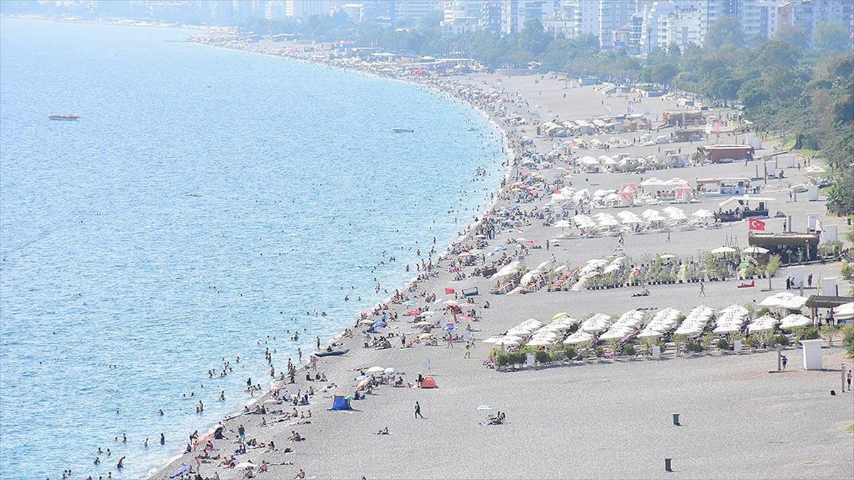 Antalya’da güneşli havayı fırsat bilenler sahillerde yoğunluk oluşturdu