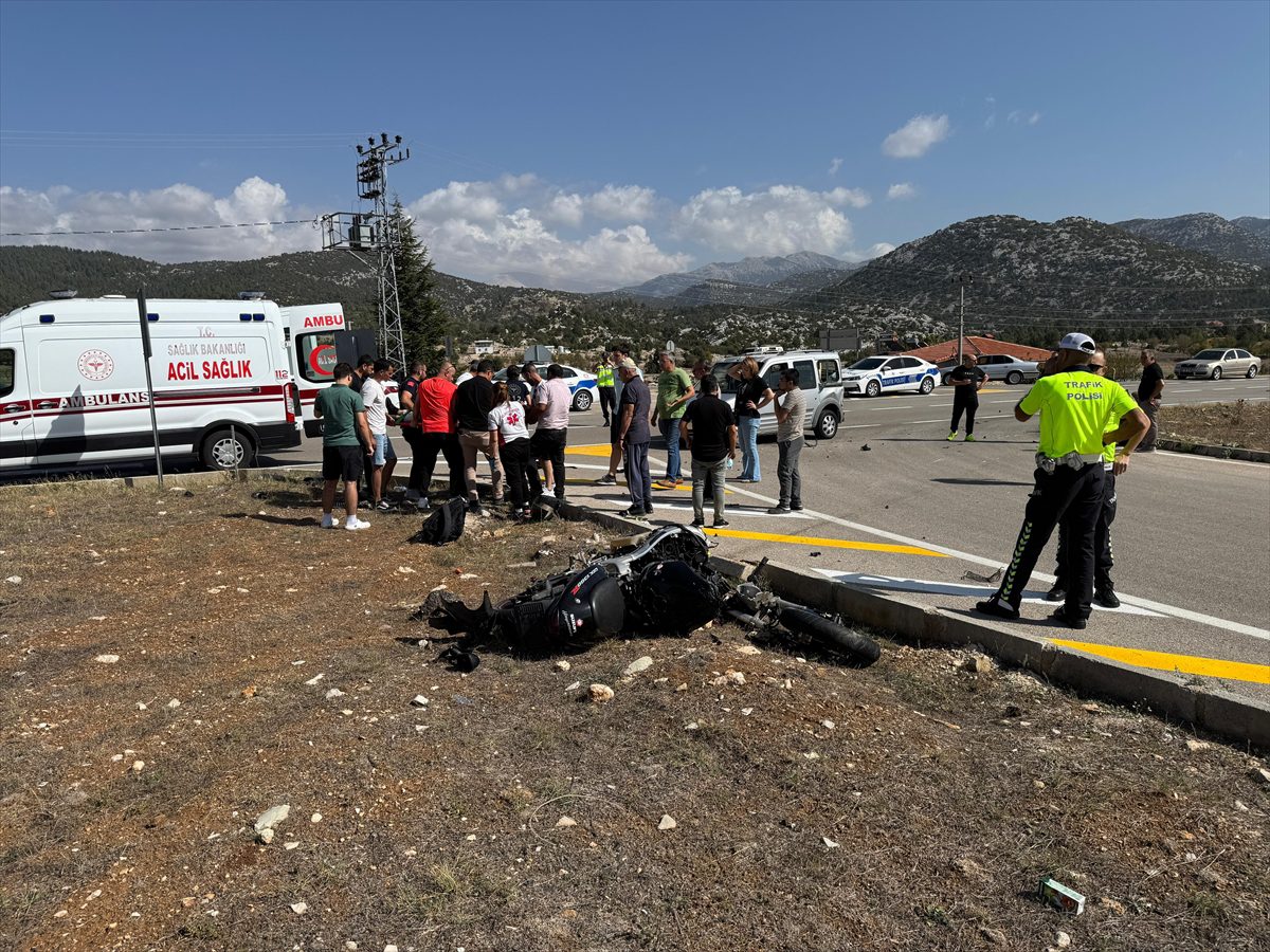 Antalya’da hafif ticari araçla motosikletin çarpıştığı kazada 2 kişi yaralandı