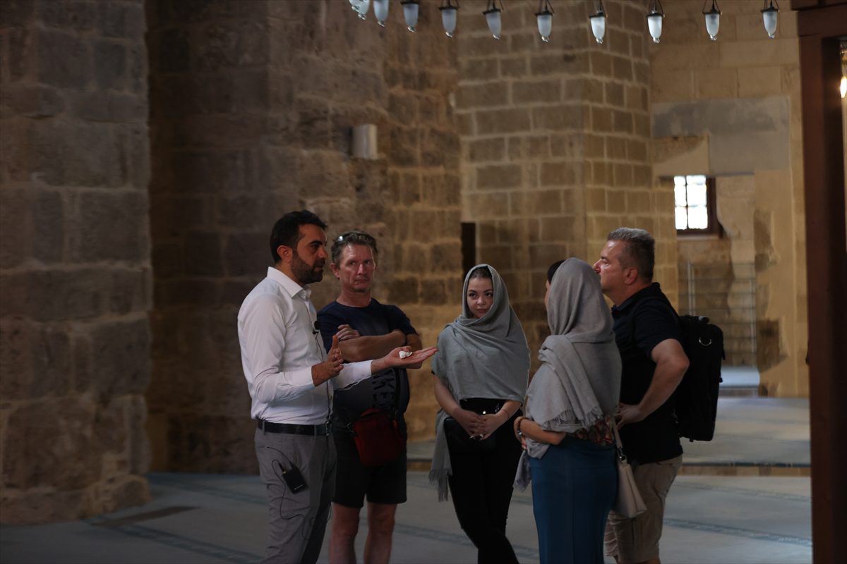 Antalya’da imam görev yaptığı tarihi camiyi turistlere 4 dilde anlatıyor