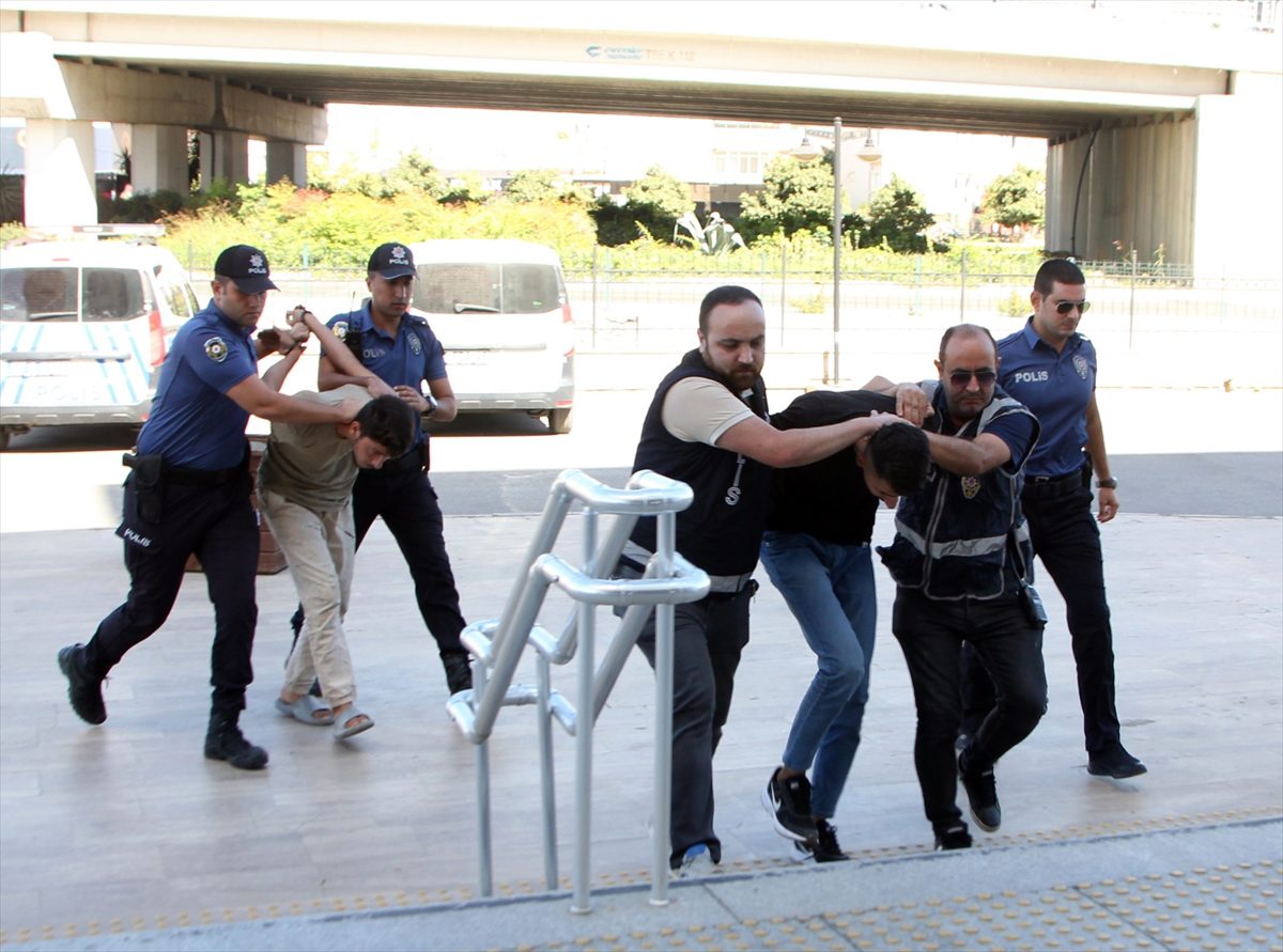 Antalya'da polis memuruna silahlı saldırının şüphelileri adliyeye sevk edildi