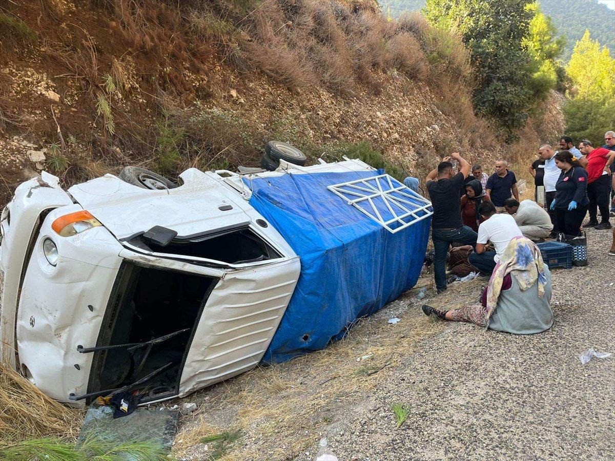 Antalya'da şarampole devrilen kamyonetteki 8 kişi yaralandı