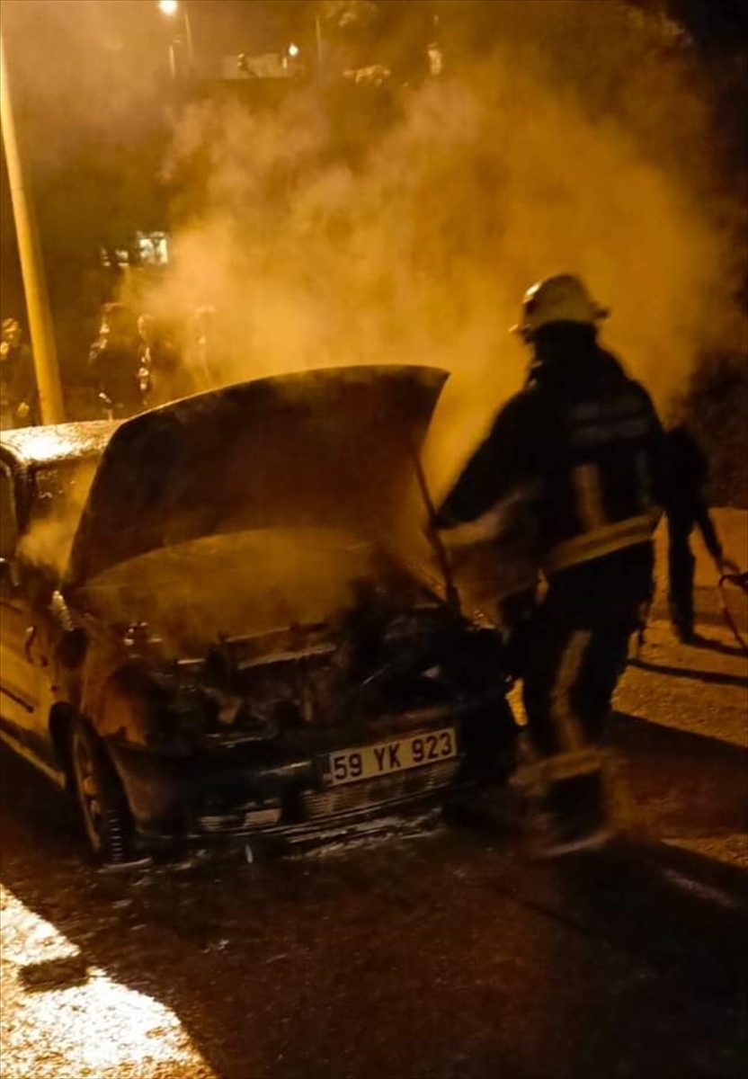 Antalya'da seyir halindeyken yanan araç kullanılamaz hale geldi