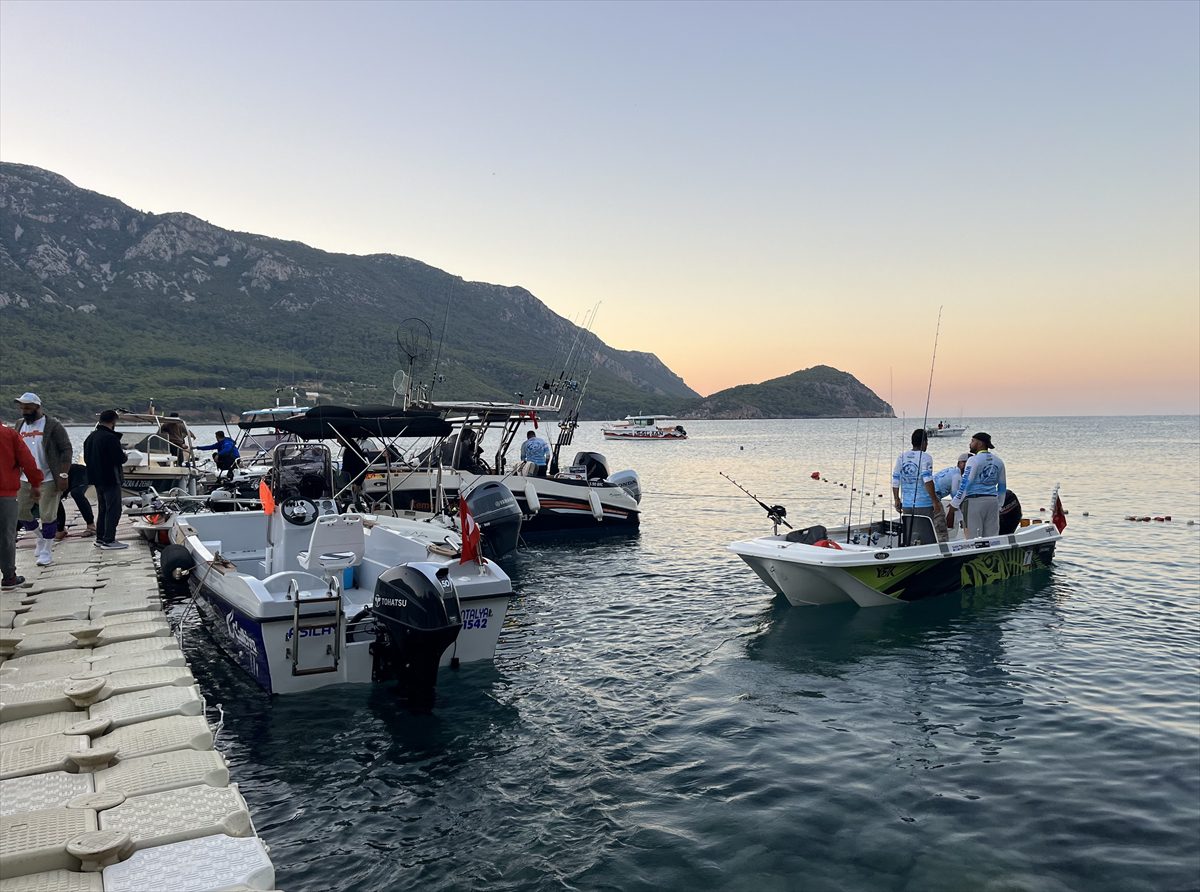 Antalya’da sürdürülebilirliğe dikkati çekmek için düzenlenen amatör balık yarışması başladı