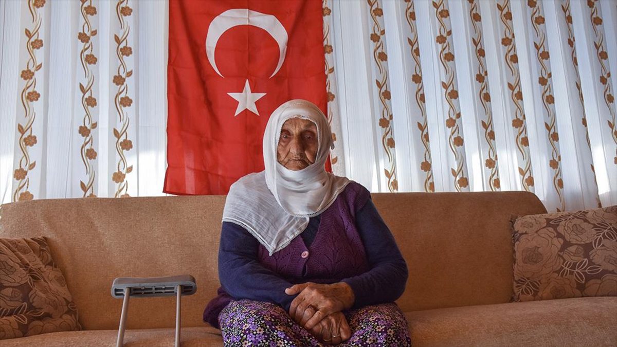 Asırlık çınar Güllü nine, Cumhuriyet'in 101. yılına şahitlik ediyor