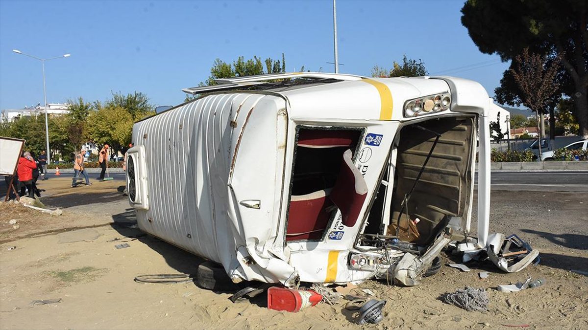 Aydın'da tanker ile minibüsün çarpışması sonucu 11 kişi yaralandı