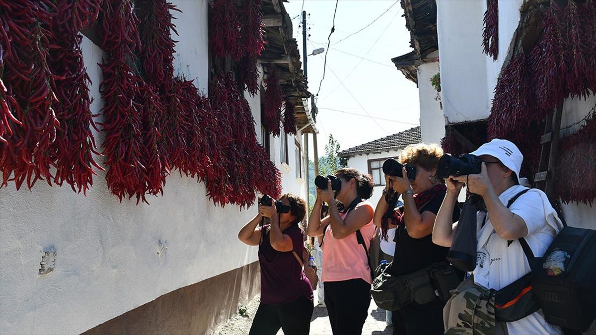 Bilecik’in tescilli biberinin kurutulduğu köy fotoğrafçıları ağırlıyor