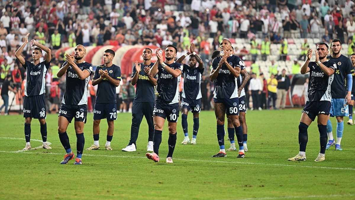 Fenerbahçe, UEFA Avrupa Ligi'nde yarın Manchester United'ı ağırlayacak