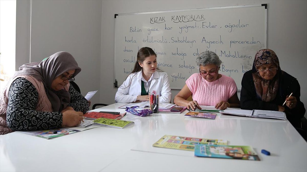 “İkinci bahar”larında öğrendikleri okuma yazma sayesinde hayatları kolaylaştı