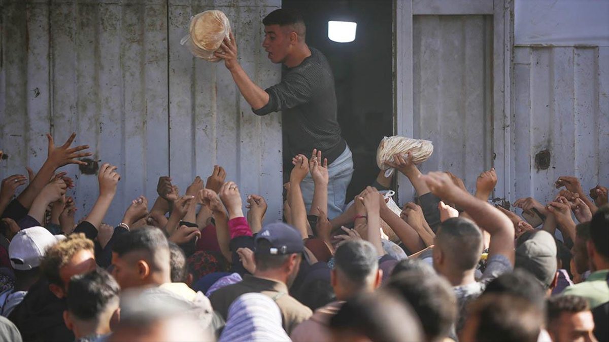 İsrail'in saldırılarını sürdürdüğü Gazze Şeridi'nin güneyinde un ve ekmek krizi derinleşiyor