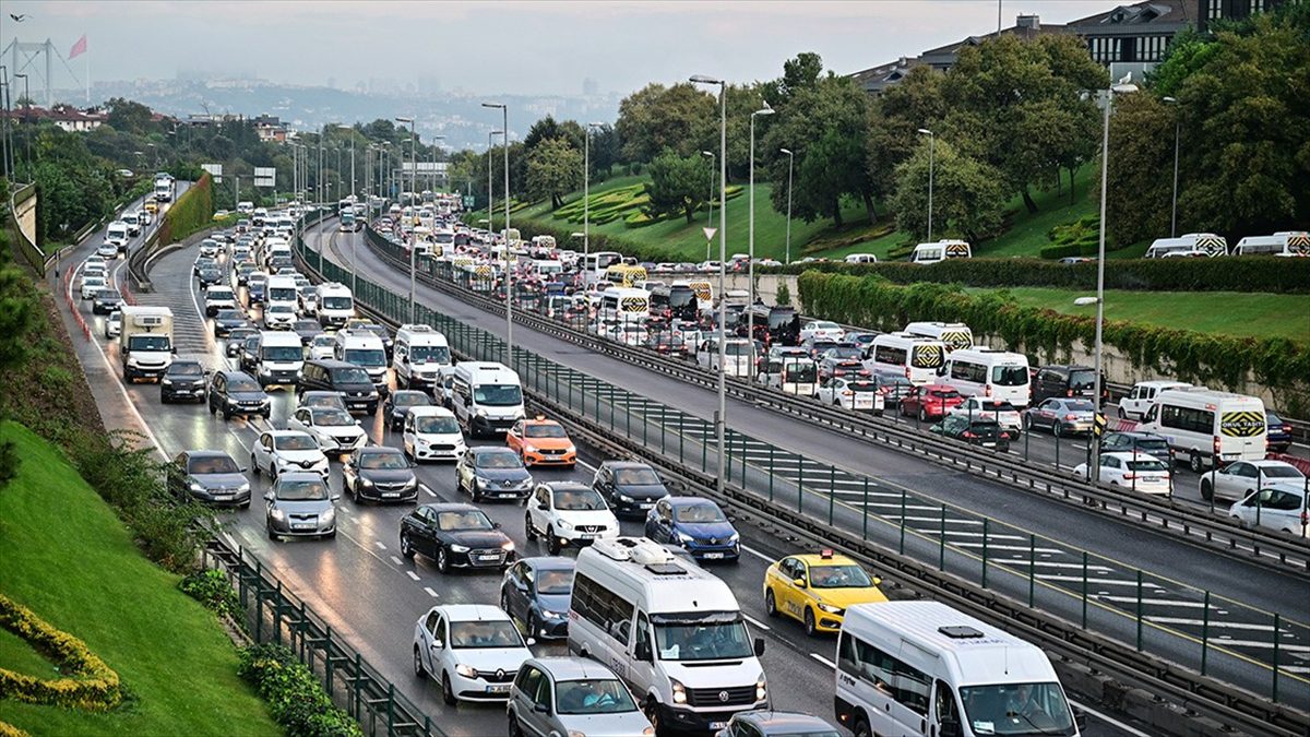 İstanbul'da haftanın ilk iş gününde trafik yoğunluğu yaşanıyor