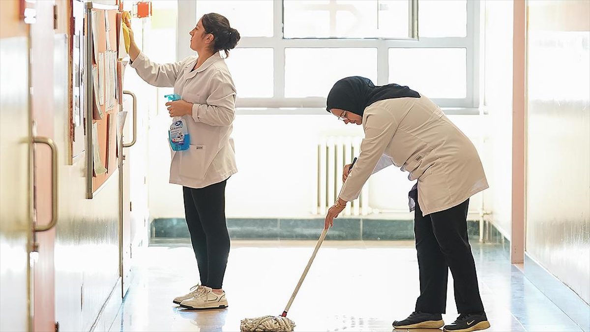 İstanbul’daki okullarda 5 bin 500 ek temizlik personeli göreve başladı