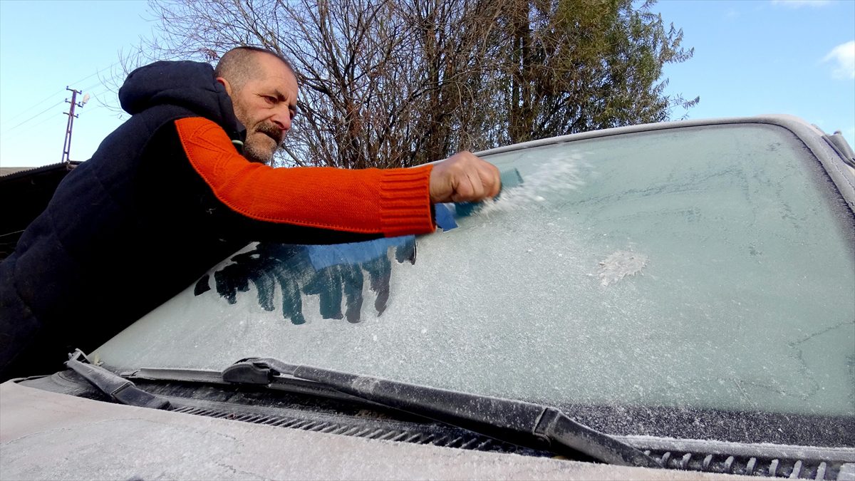 Kars'ta soğuk hava Ardahan'da kar etkili oluyor