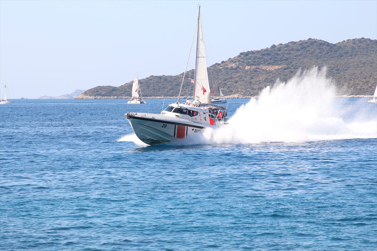 Kaş'ta 101 paraşütçü “Cumhuriyet'in 101. yılı” için gökyüzünde bayrak açtı