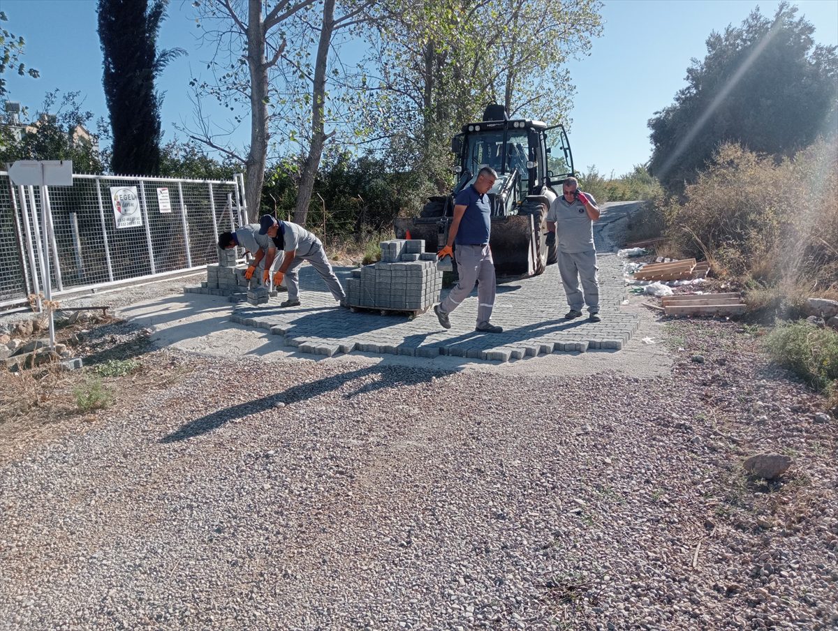 Kemer'de yol ve kaldırım çalışmaları devam ediyor