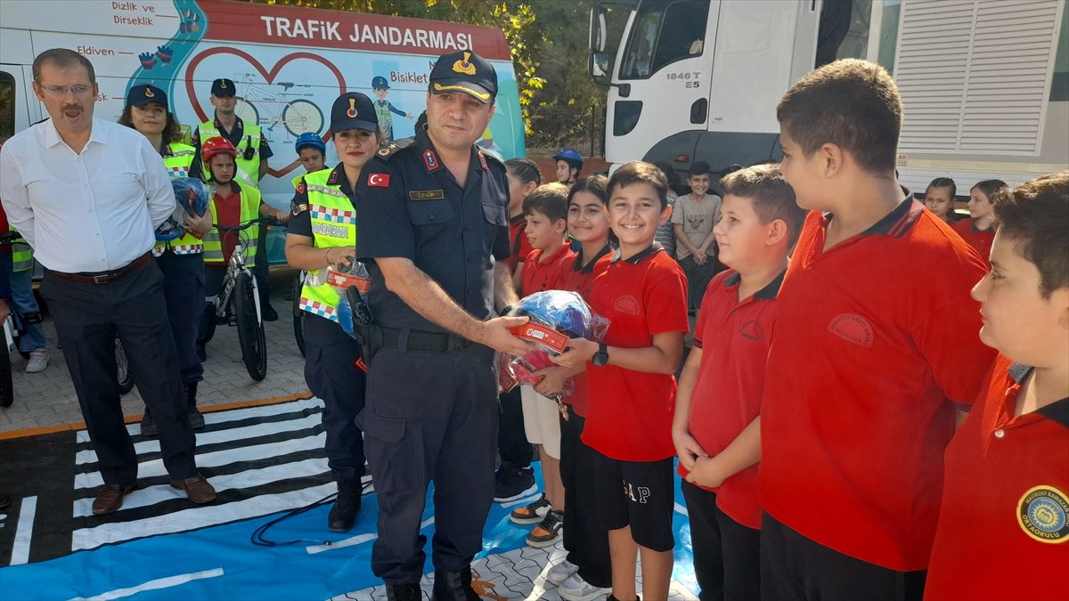 Kumluca'da öğrencilere trafik eğitimi verdi