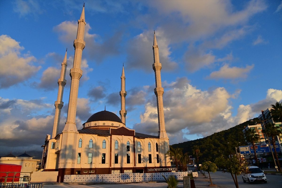 Kumluca'daki “100. Yıl Camisi” ilçe müftülüğüne devredildi