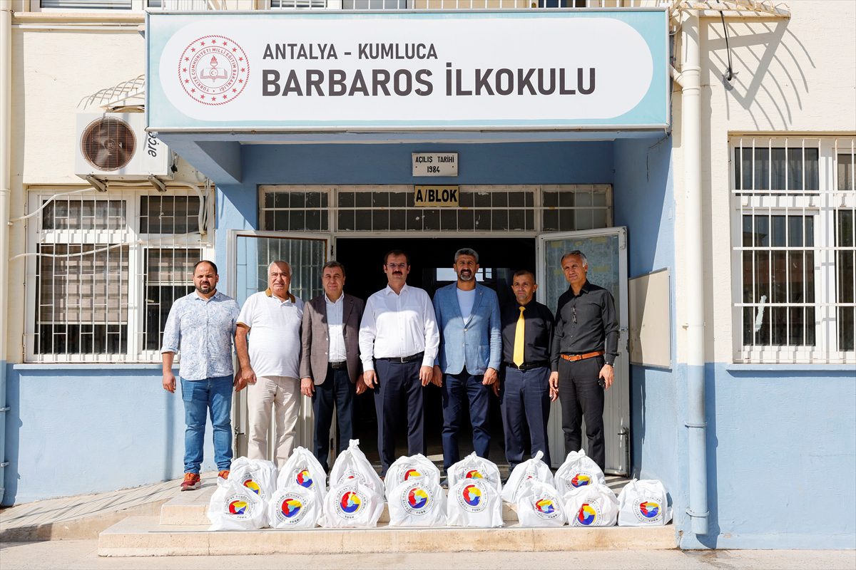 KUTBO'dan öğrencilere ayakkabı yardımı yapıldı