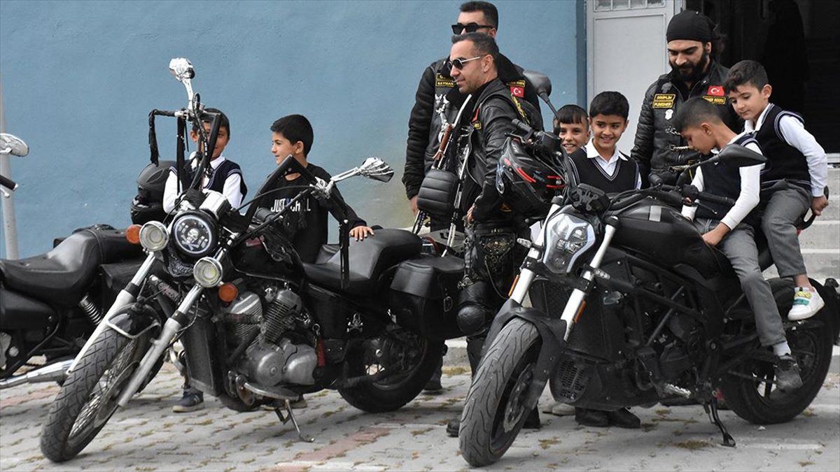 Motosikletleriyle çocuklara “mutluluk taşıdılar”