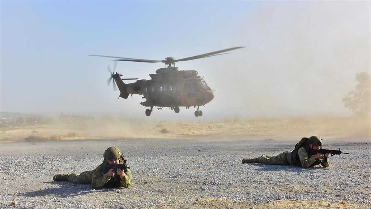 MSB, amfibi deniz piyadelerinin “Helikopter ve Tank Piyade İşbirliği” eğitimlerinden fotoğraf paylaştı