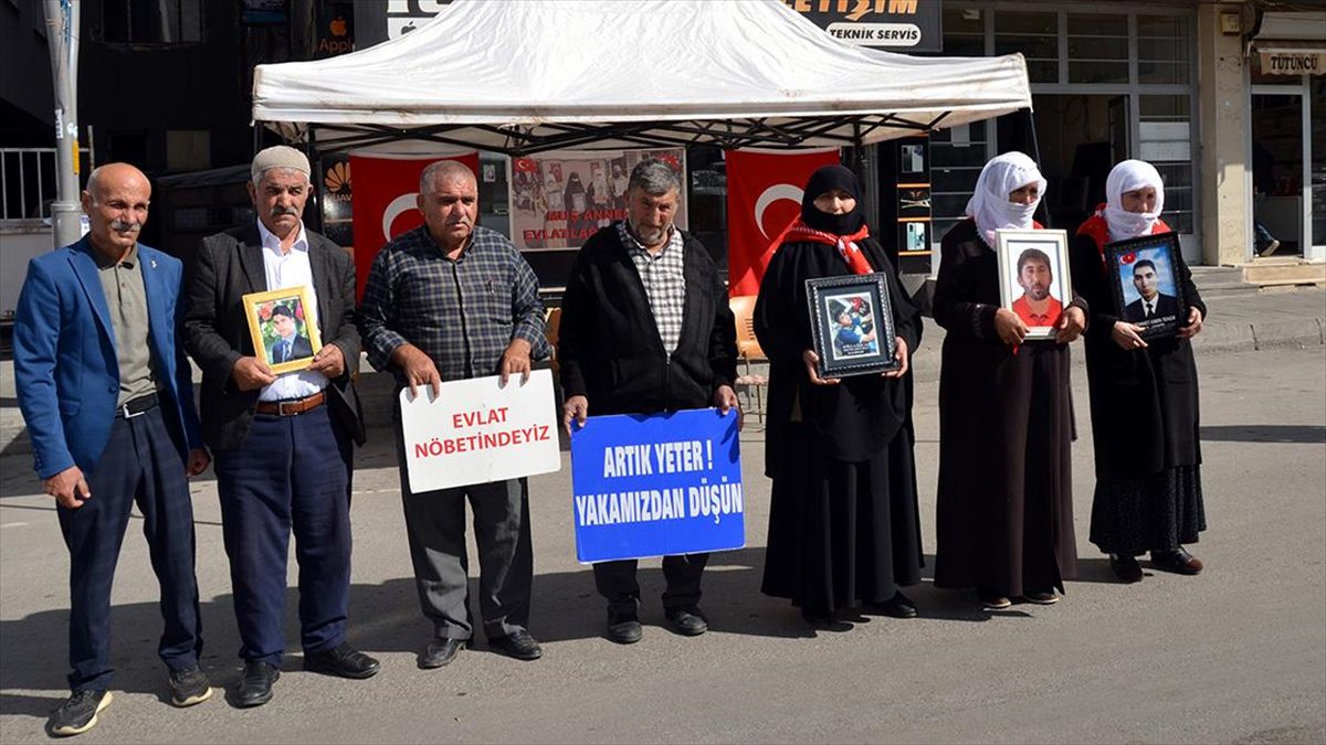 Muşlu aileler DEM Parti binası önündeki “evlat nöbeti”ni sürdürdü