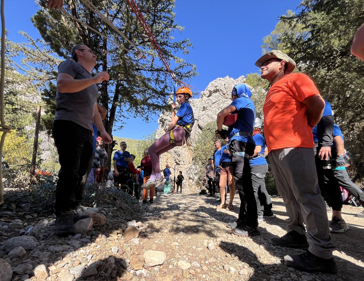 Olimpos'ta kaya tırmanışıyla Cumhuriyet'in 101. yılı kutlandı