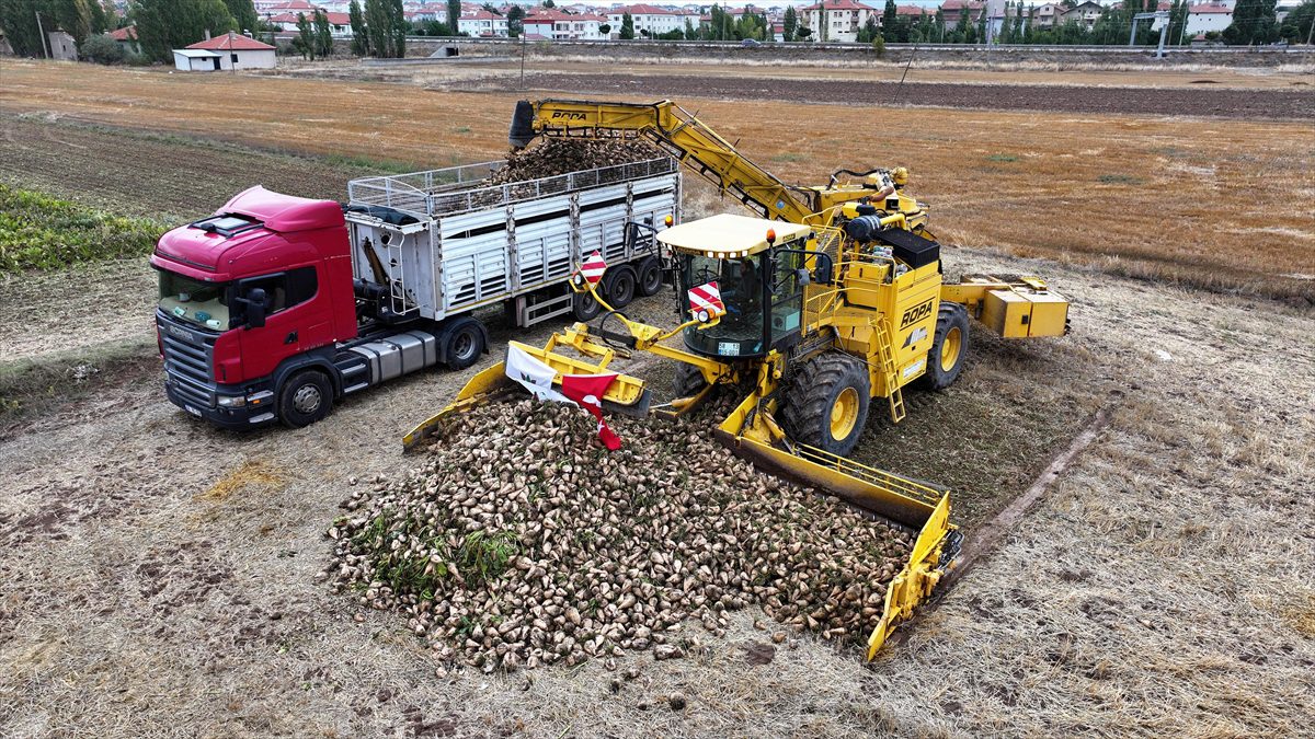 Pancar çiftçisine bedeli 900 milyon lirayı aşan makinelerle ücretsiz hizmet sunuluyor