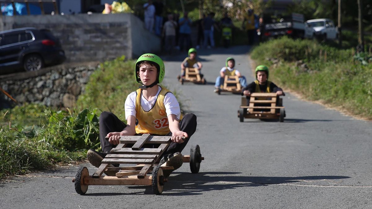 Rize’de tahta arabalar “Laz Ralli”de yarıştı