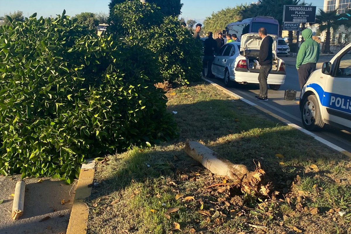 Serik'te refüjdeki ağaçlara ve direğe çarpan otomobildeki kişi yaralandı