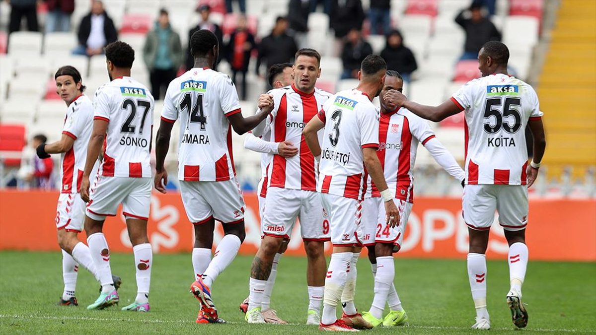 Sivasspor, sahasında Atakaş Hatayspor'u 3-2 yendi