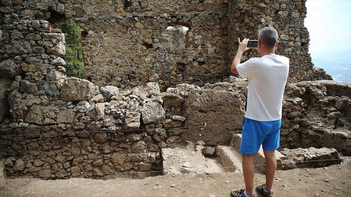 Syedra Antik Kenti'ndeki tiyatro gün yüzüne çıkarılıyor