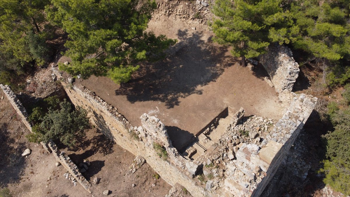 Syedra Antik Kenti'ndeki tiyatro gün yüzüne çıkarılıyor