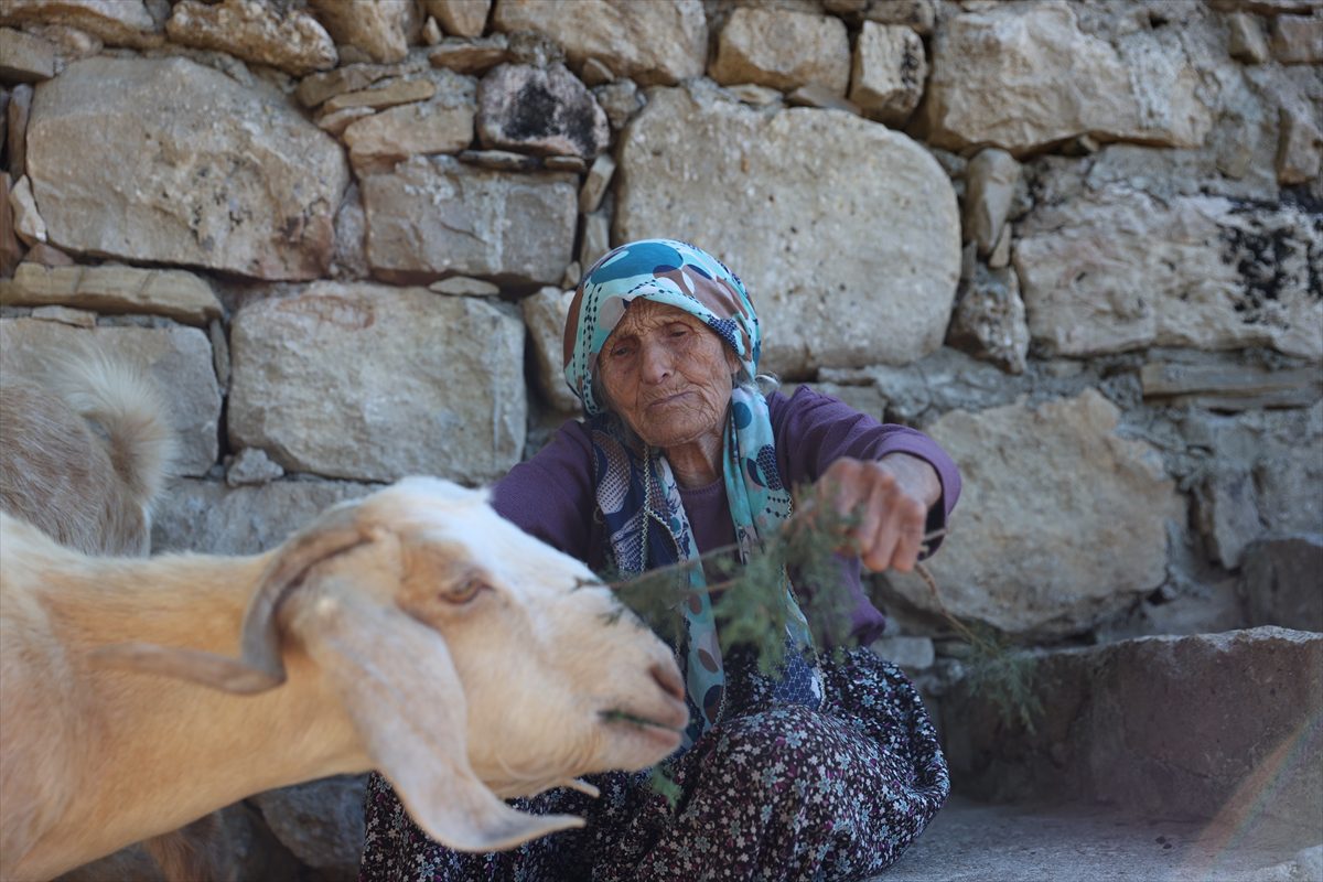 Torosların son “boğaz çalıcıları”ndan Gülistan nine, ata mirasını yaşatıyor