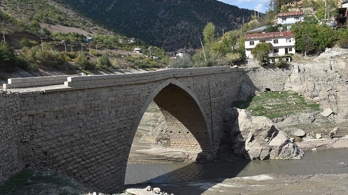 Torul Baraj Gölü’nde sular çekilince tarihi köprü ortaya çıktı