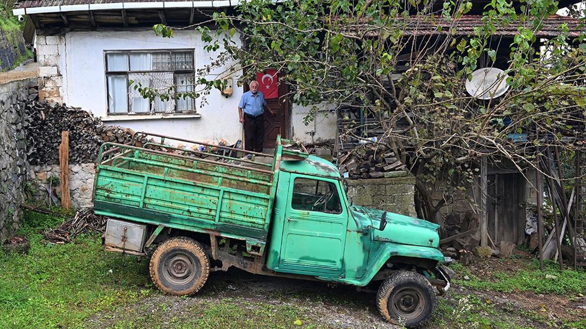 Trabzon'da 83 yaşındaki emekli şoför, 70 yaşındaki kamyonetine gözü gibi bakıyor