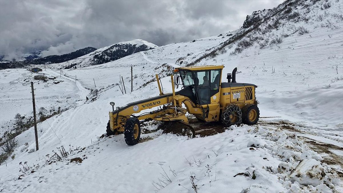 Trabzon'un yüksek kesimlerinde karla mücadele çalışması yürütülüyor