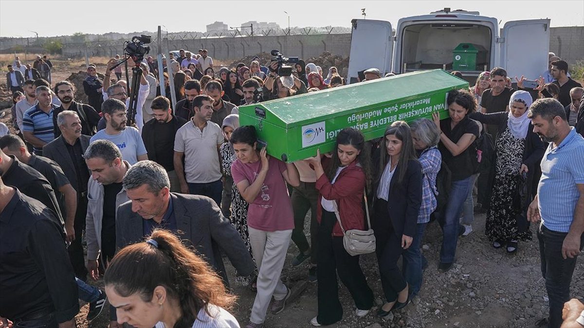 Üniversite öğrencisi Rojin Kabaiş'in cenazesi Diyarbakır'da defnedildi