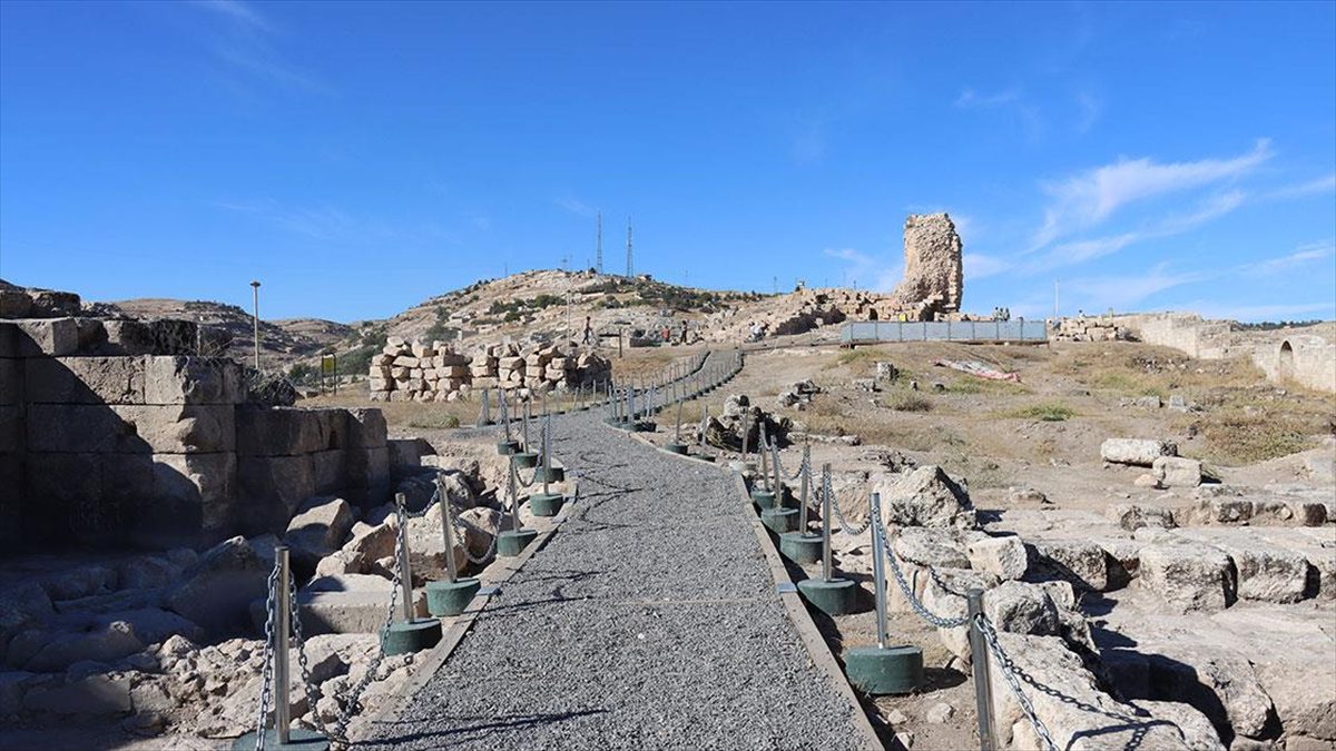 Urfa Kalesi kazıları bölge tarihine ışık tutuyor