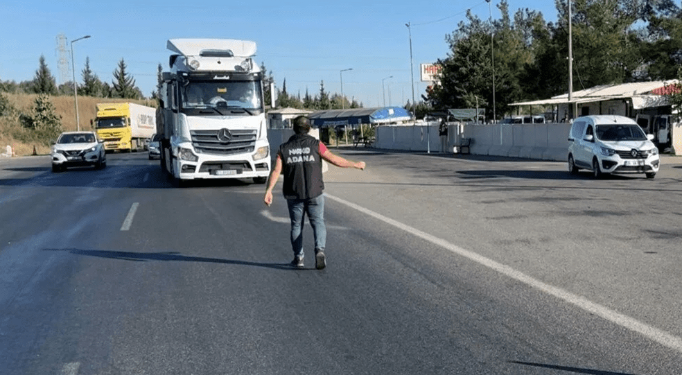 Otoyolda uyuşturucu operasyonu: TIR’ın lastiklerinden uyuşturucu çıktı